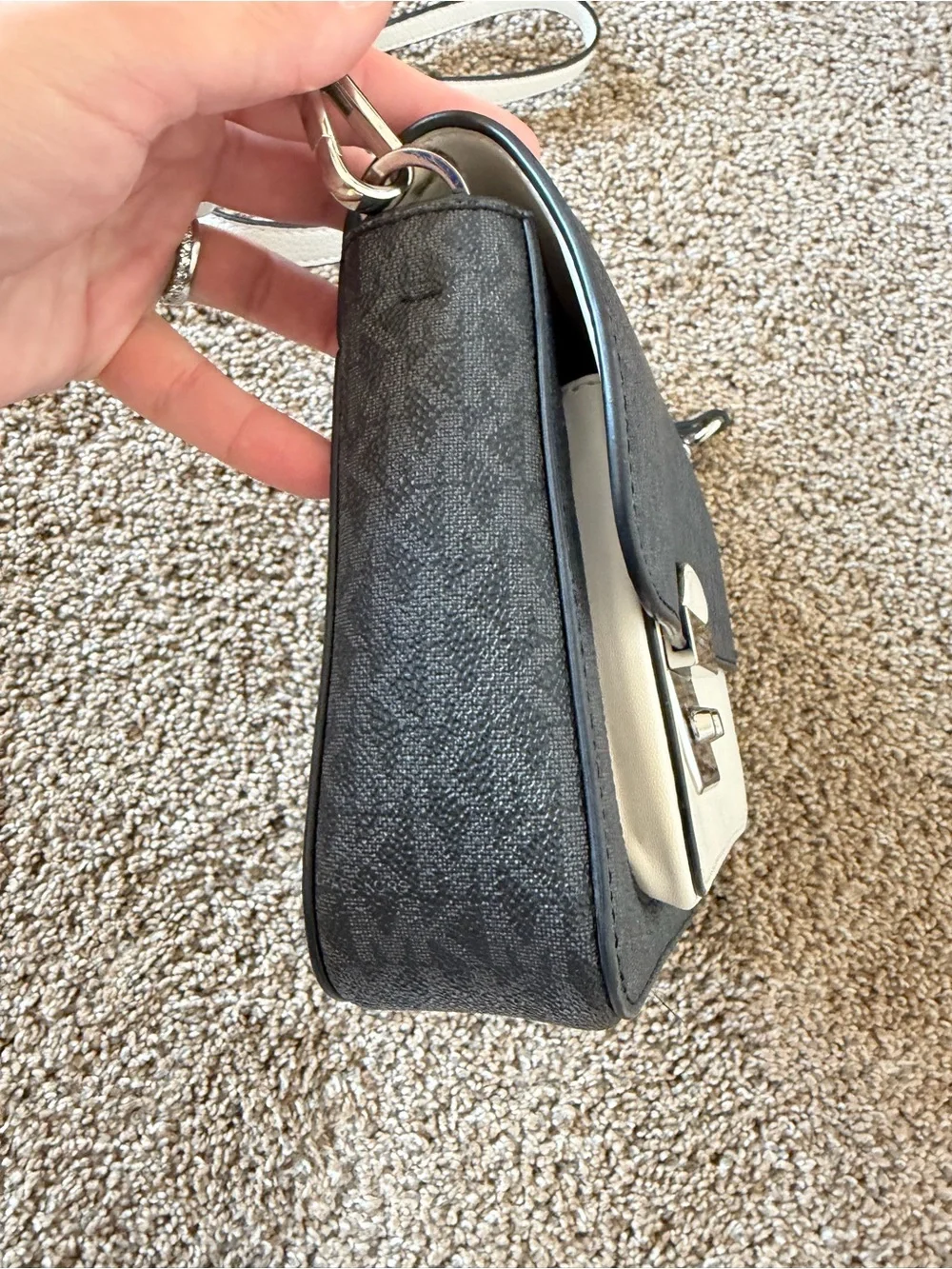 MICHAEL KORS Black Signature Crossbody Logo Printed Bag with White Colorblock